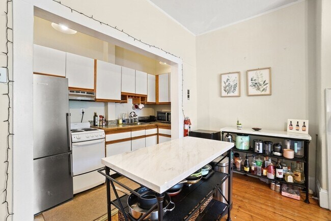 Building Photo - 296 Marlborough St