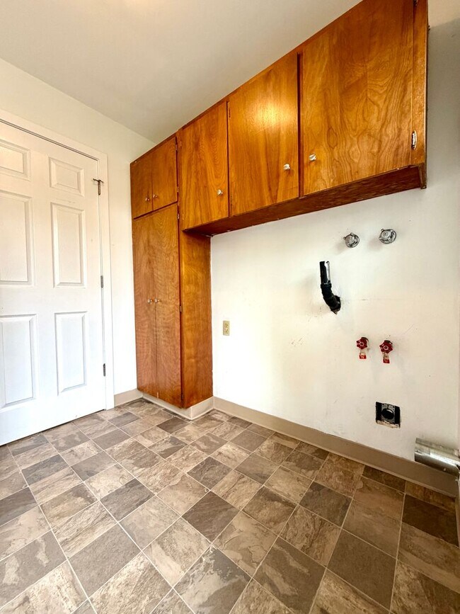 Building Photo - 6125 S Hood Ave