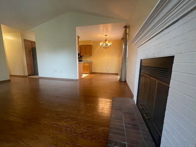 Building Photo - 1581 Dover Hill N