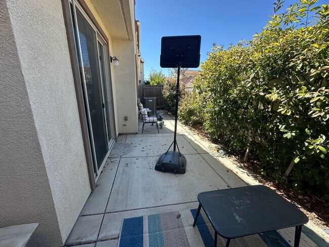 Building Photo - Available Soon!! Gorgeous 5 Bedroom in Elk Grove!!