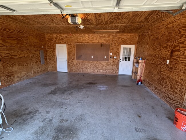 Building Photo - 1019 Stagecoach Bend