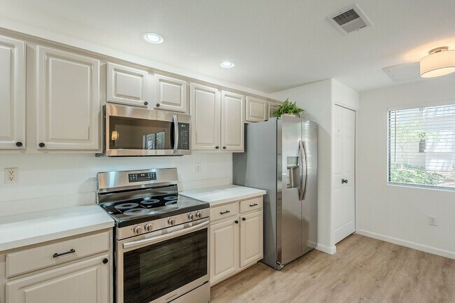 Building Photo - Stunning 2 Bed 1.5 Bath Condo in Scottsdal...
