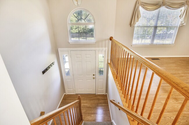 Building Photo - FENCED IN YARD!!!  Beautiful 4/3 UPDATED SF Home in Gaithersburg