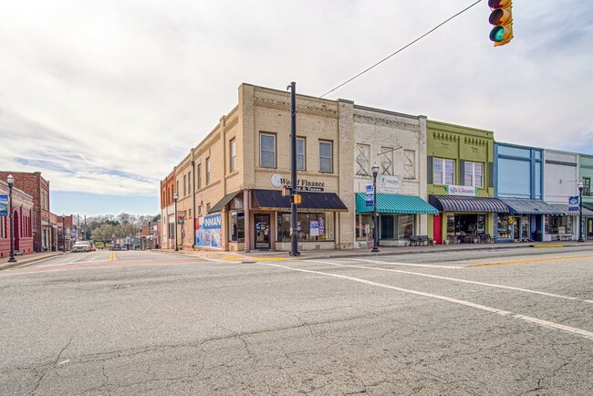 Building Photo - Quaint 2 Bedroom/1 Bath Flat Downtown Inman