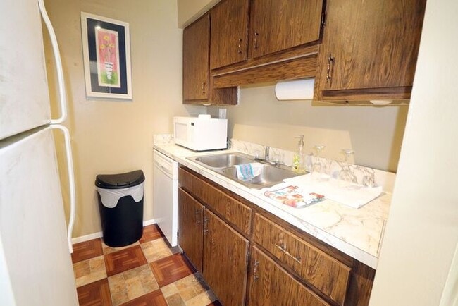 Building Photo - One bedroom apt 7 or 12 months furnish or unfurnished. Apartamento disponible amueblado o sin mue...