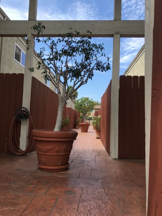 Building Photo - BEAUTIFUL 2 STORY TOWNHOUSE STYLE WITH A/C,  WASHER/DRYER, POOL, AND ONE PARKING SPACE