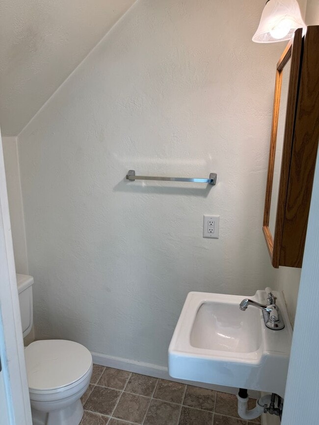 Building Photo - 2 bedroom 1.5 bathroom duplex in Springfield!
