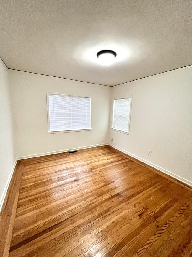 Building Photo - Charming 4 Bedroom Home Located in Lomita Park Neighborhood