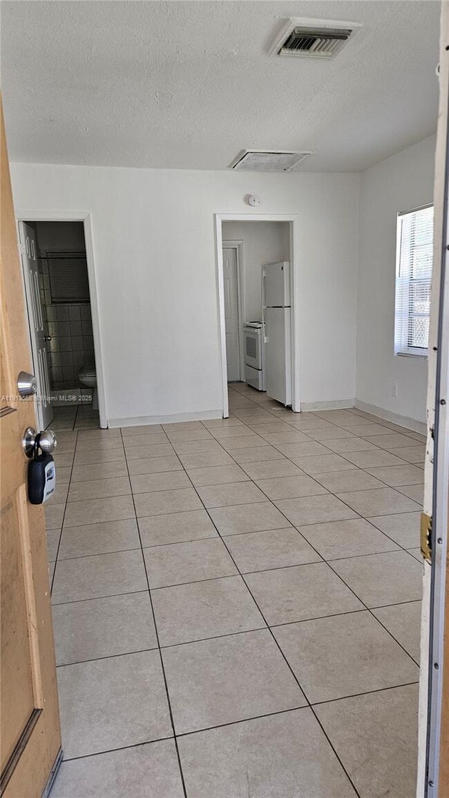 Building Photo - 1610 NW 7th Pl