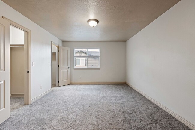 Building Photo - DARLING - 2 Bed 1.5 Bath Townhome in the M...