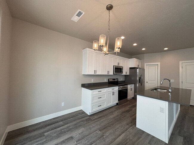 Building Photo - 4 BEDROOM SANDHOLLOW TOWNHOME FOR RENT!