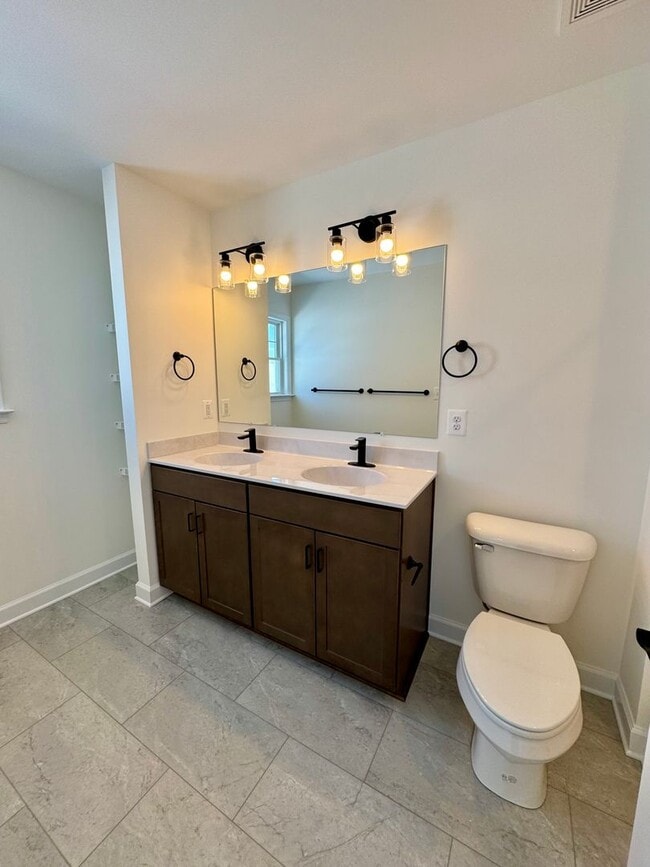 Building Photo - Like New Townhouse for Rent in Congers Creek