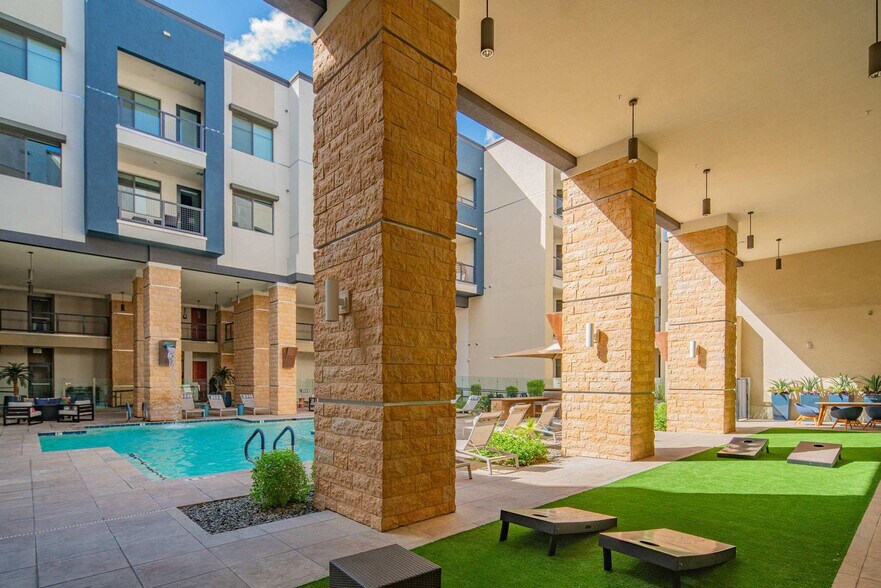 Building Photo - 15501 N Dial Blvd