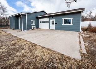 Building Photo - Centrally located Cute 2 Bed Bungalow with Garage