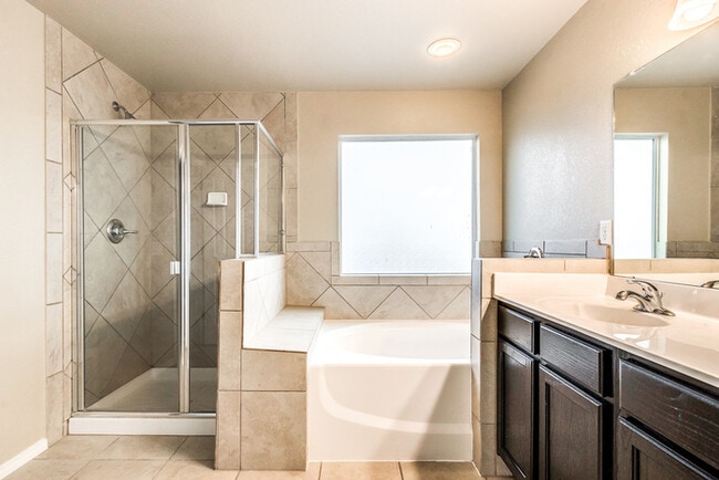 Building Photo - Gorgeous 4 Bedroom Home In Horizon with Refrigerated Air!