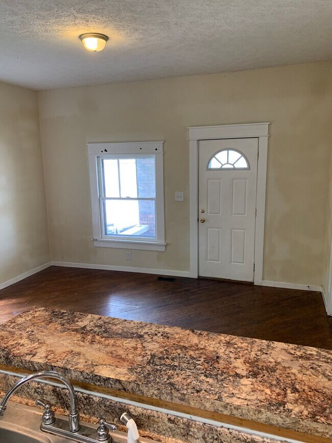 Building Photo - 5 bedroom Available!!  ***AUG 2027*** 5 bed, 3 bath Near Kirkwood!