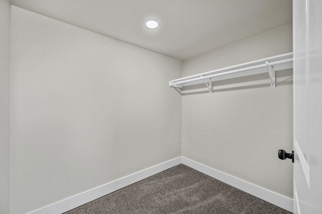 Building Photo - 5 Bedroom