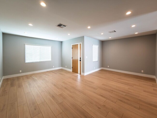 Building Photo - High-End Living Starts Here – Custom Finis...