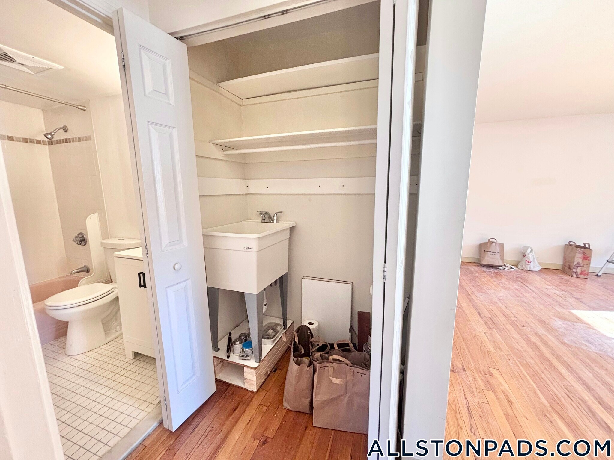 Building Photo - 245 Kelton St