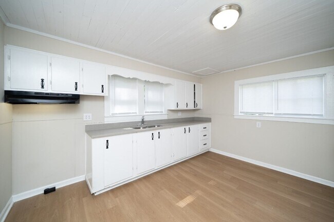 Building Photo - 1623 Holbrook Ave
