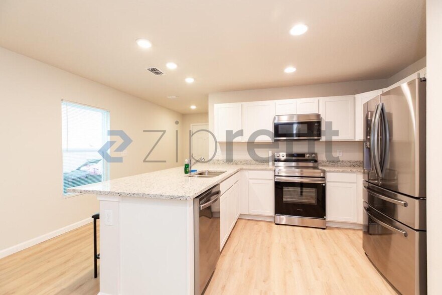 Building Photo - Unit