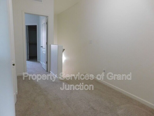 Building Photo - 621 Zenith Ln