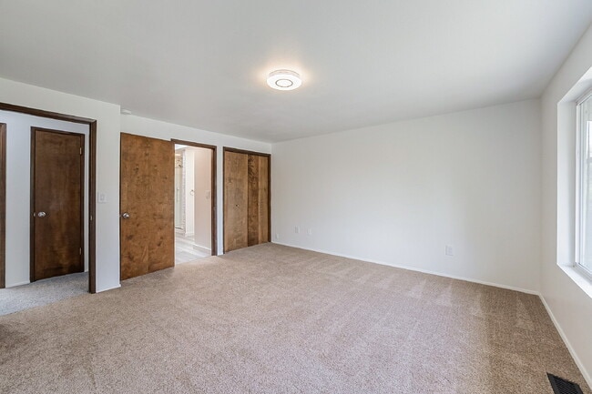 Building Photo - 13918 SE 23rd St