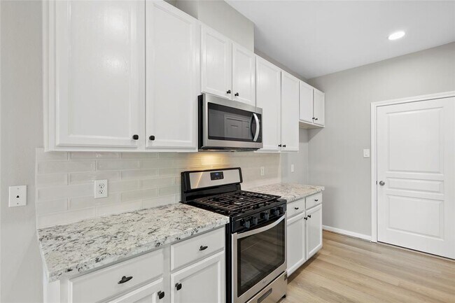 Building Photo - 8315 Greys Ln