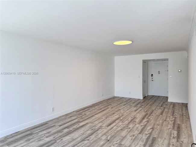 Building Photo - 800 Parkview Dr