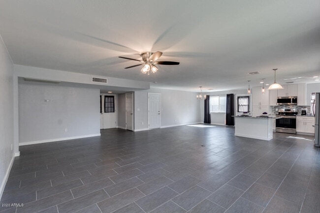 Building Photo - 1115 W Barrow Dr