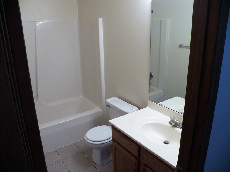 Full bath - 262 W Main St