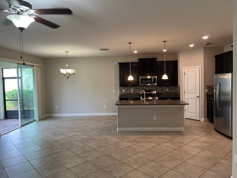 Building Photo - 923 Terra Vista St