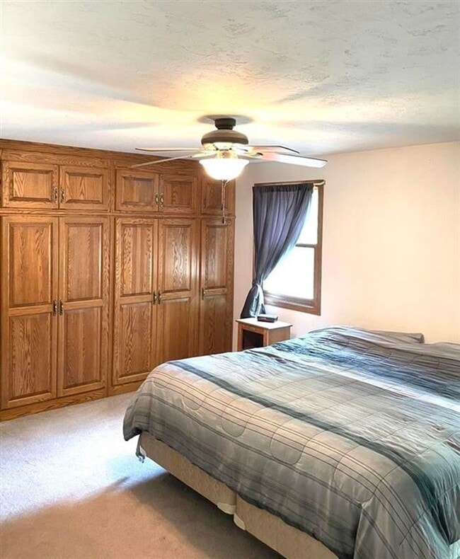 Building Photo - 2 Bed 1.5 Bath Townhome with 2 stall garage.