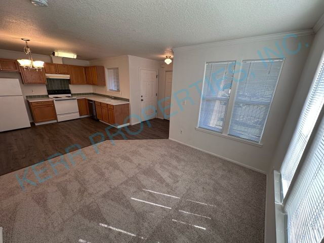 Building Photo - FREE RENT! Charming 2-Bed Condo Retreat in Milwaukie – Cozy 900 Sq Ft Living!