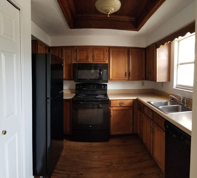 Building Photo - Spacious 2 Bedroom with 2 Car Garage