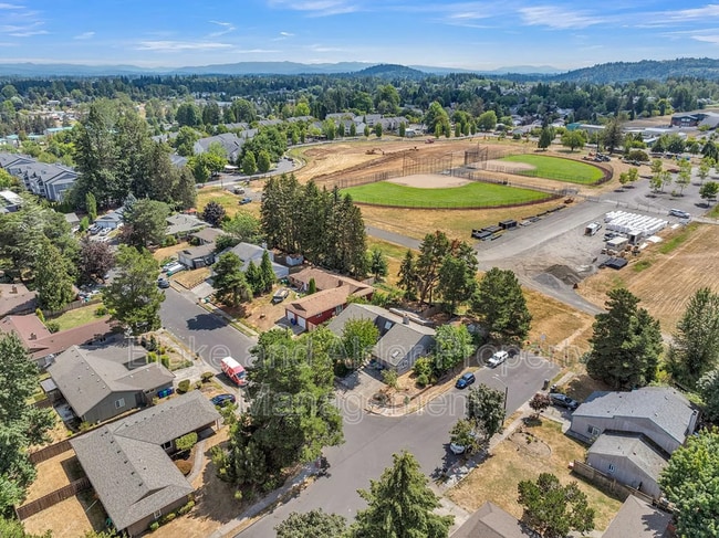 Building Photo - 2402 SE 9th Ct