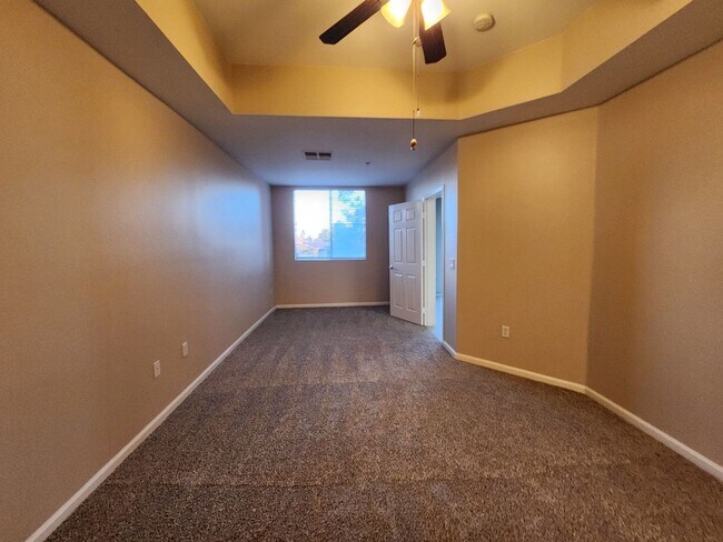 Building Photo - Great Park Ave Condo Unit!