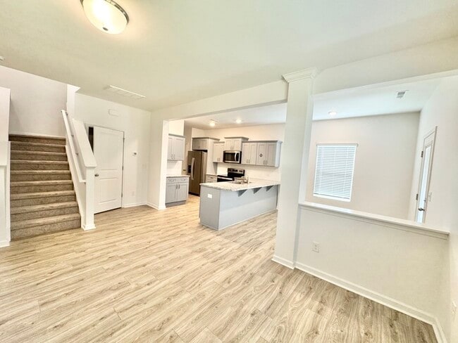 Building Photo - On quiet, dead end Street 3 bedroom 2 1/2 ...