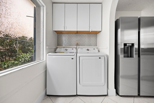 Building Photo - 1828 N Palmway