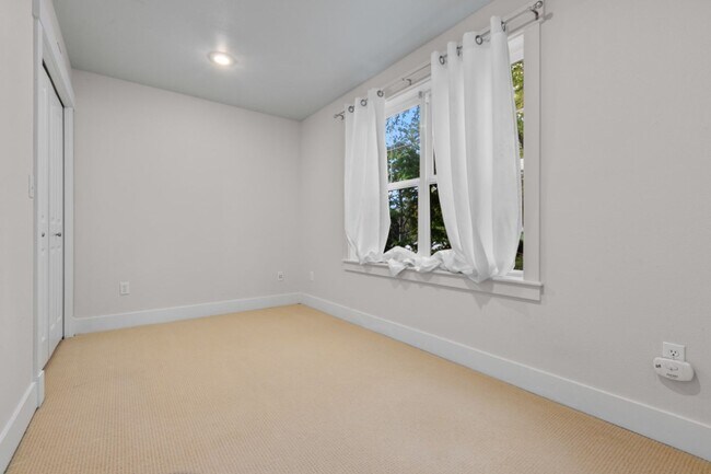 Building Photo - 2bd/1.75Ba Seattle Townhouse