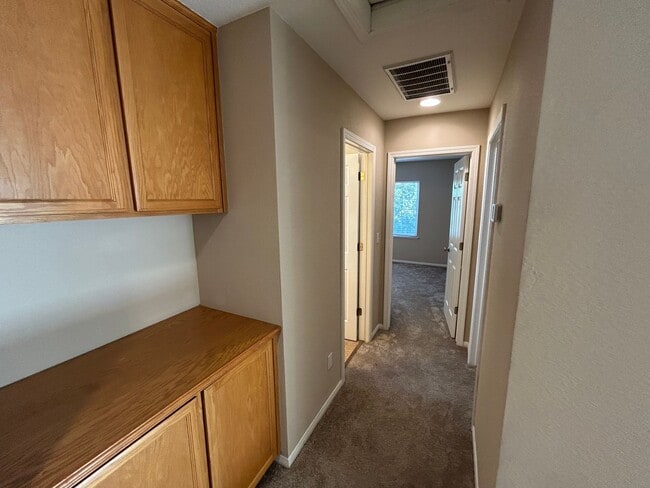 Building Photo - Beautiful Hidden Lake 3 Bed 3 Bath Home