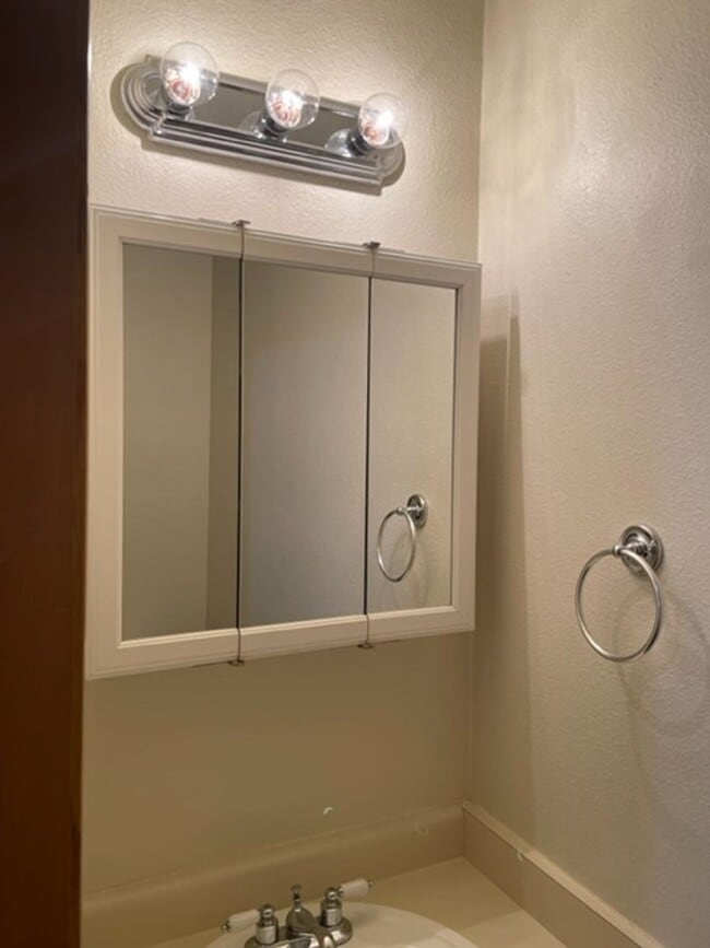 Building Photo - SINGLE LEVEL 2 BEDROOM CONDO
