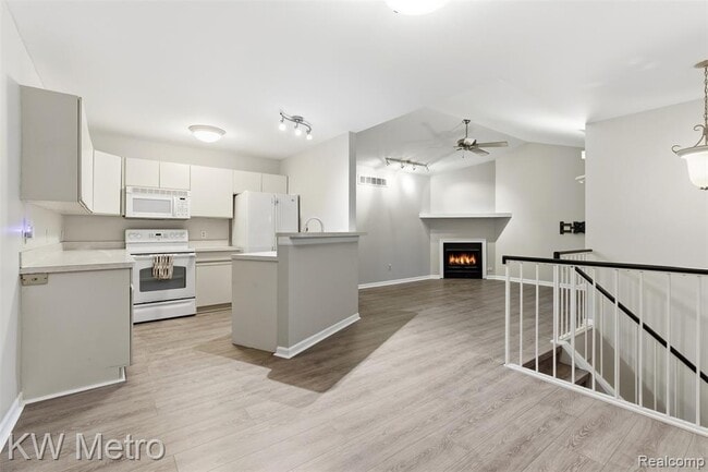 Building Photo - 1563 N Bywood Ave