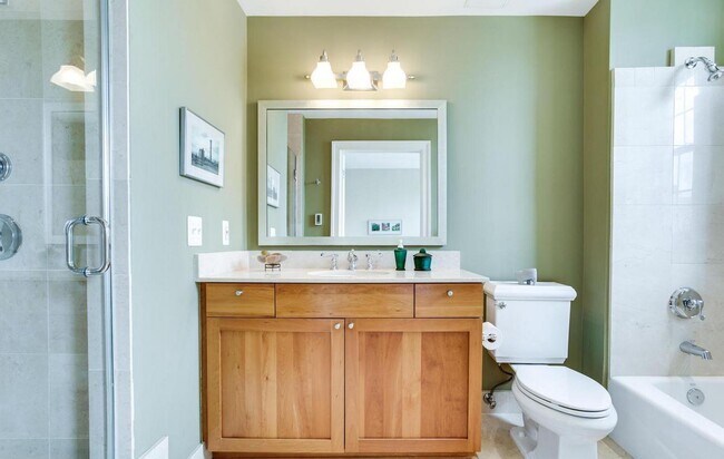 Building Photo - Exceptional 2BR/2BA corner unit with lovely city views. Ready NOW. Priced to rent!