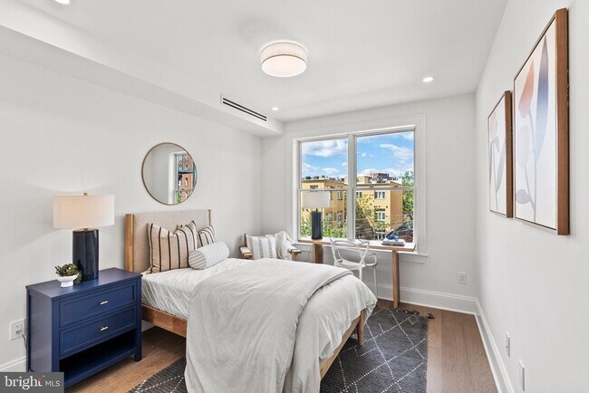 Building Photo - 2460 Ontario Rd NW