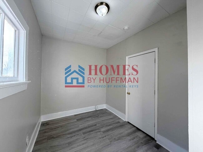 Building Photo - Three Bedroom House | Large Backyard | Deposit Special