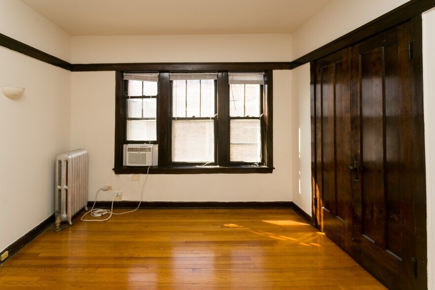 Building Photo - 821 W Waveland Ave