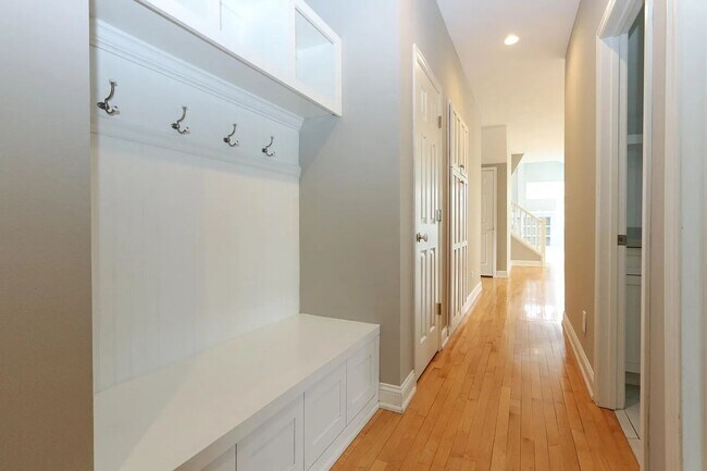 Building Photo - Rare 4 bed singe family super nice luxurio...