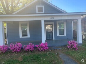 Building Photo - 3 bedroom, 2 bathroom recently updated in ...