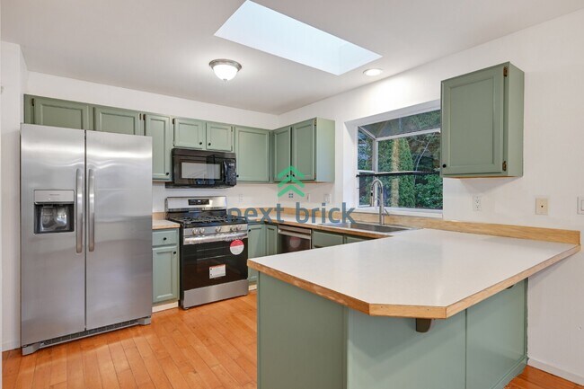 Building Photo - 4 BED & 3 BATH SINGLE FAMILY HOUSE FOR RENT